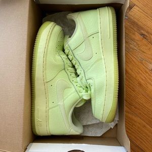Nike Air Force 1 - barely volt